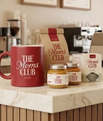 Mesa de café com caneca The Moms Club